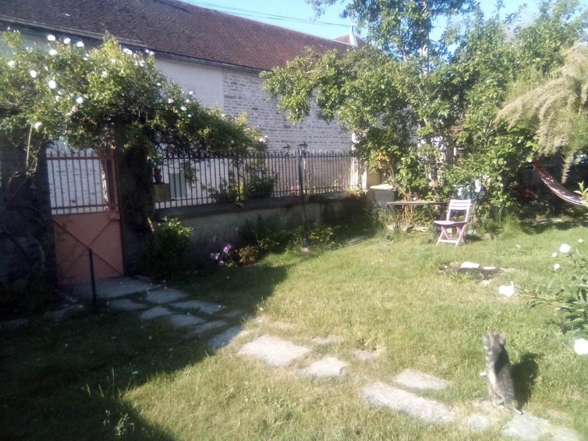 La Grille Fleurie, Chambres D'Hote Chez L'Habitant Arthonnay Dış mekan fotoğraf